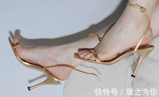 高跟鞋 -细跟鞋的设计很是精致小巧,显得娇俏美丽又不会失了气场!