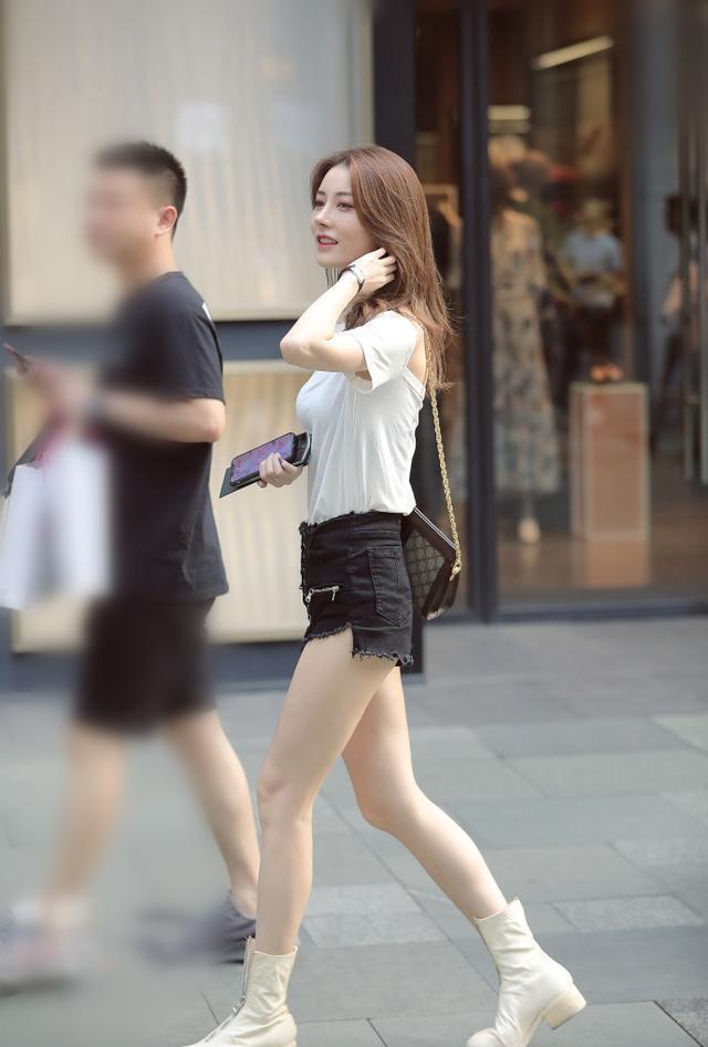 妹妹们|青绿色长袖上衣搭配黑色短裙，玲珑有致，优雅简约