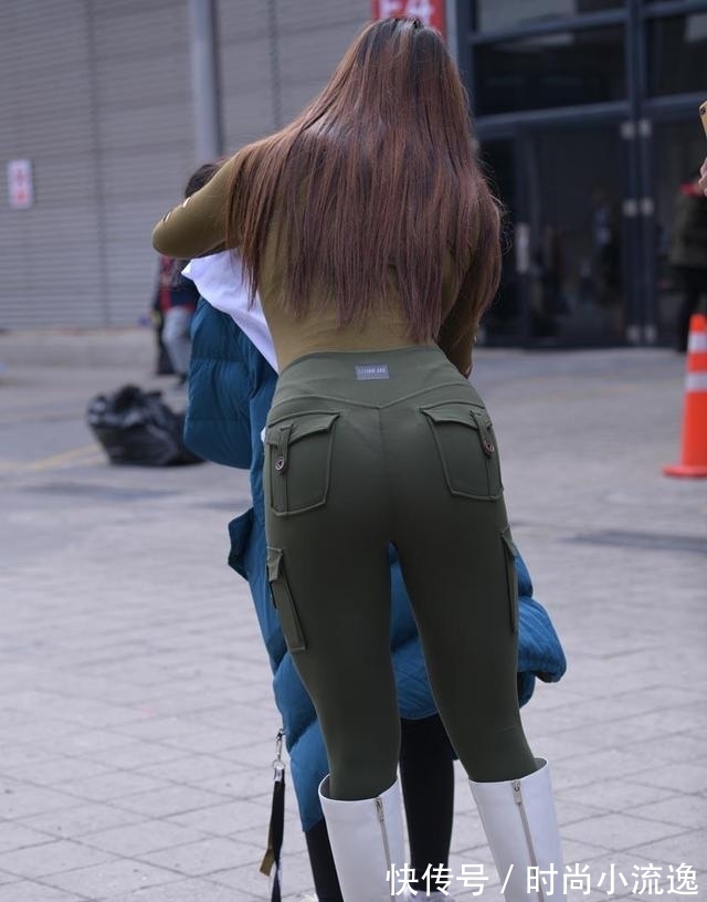 时尚 修身丝绒长袖衫,搭配紧身高腰裤,一样可以很时尚靓丽