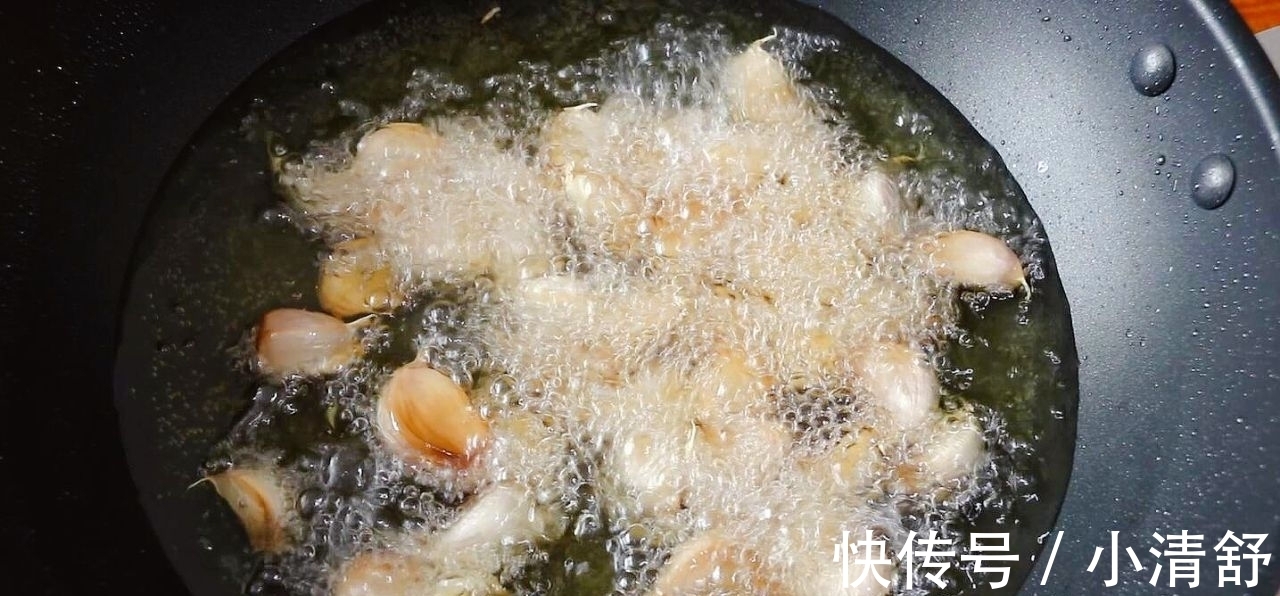 大蒜头|一盘大蒜,2块猪脆骨,先炸后炒,简单两步就能搞定,好吃不难做
