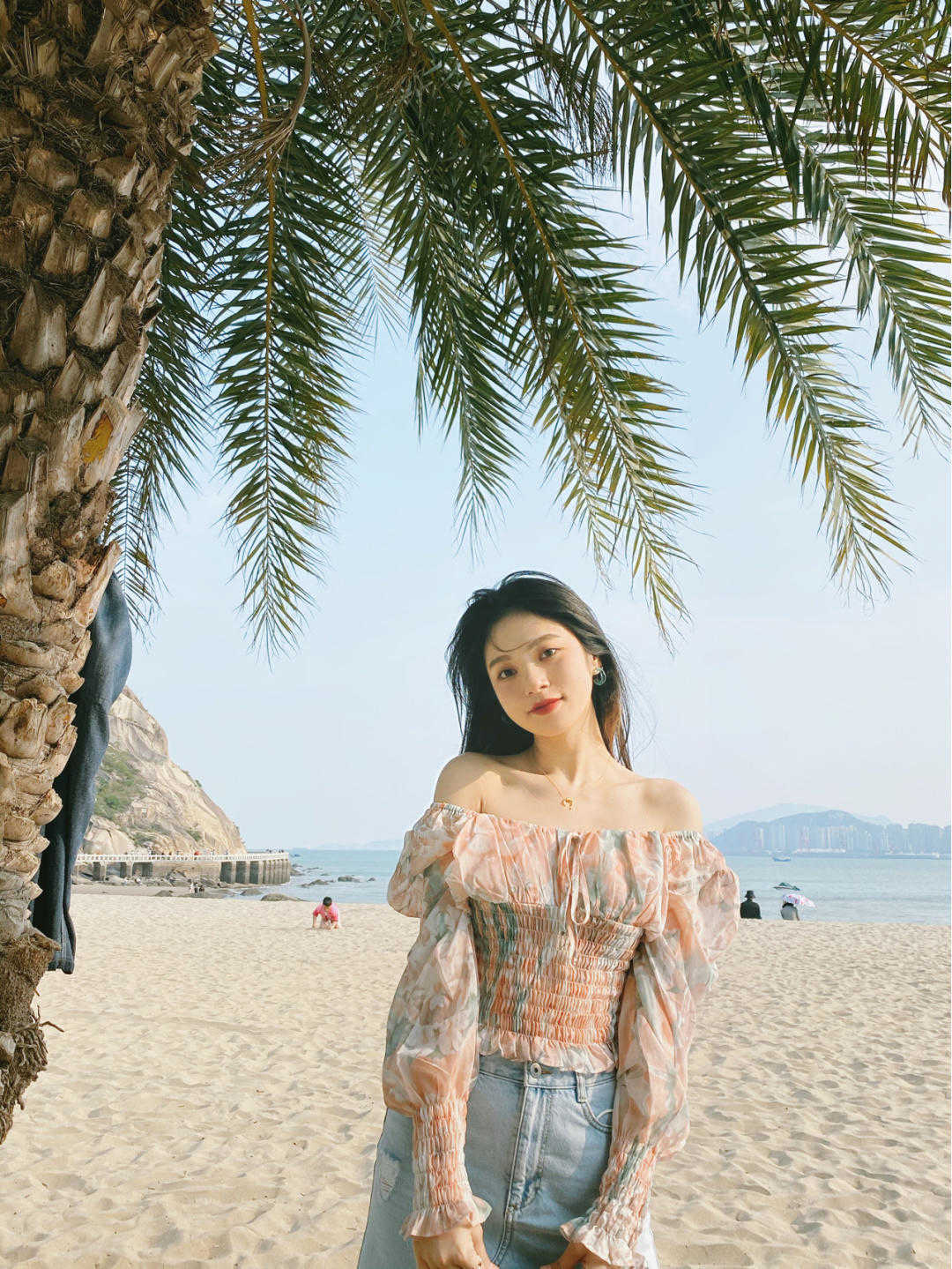 海滩|夏季，去海滩怎么穿才时髦？穿一字肩+牛仔裤高级优雅，清爽大气