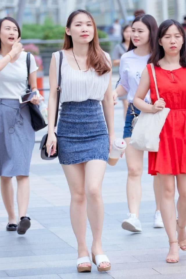 简洁美观的裙装搭配，穿着个性十足，轻松自若让你靓丽出行