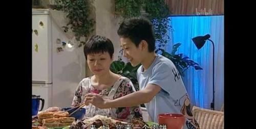 王源給群星分月餅卻忘了關曉彤，網友調侃他跟劉星學的分月餅