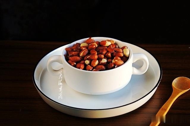 天热花生米别油炸了，10分钟搞定，嘎嘣脆，好吃又健康