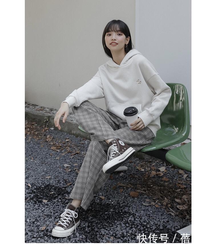 帆布鞋|谁说穿搭要重样?每天只换一件上衣,就能让你的秋天与众不同