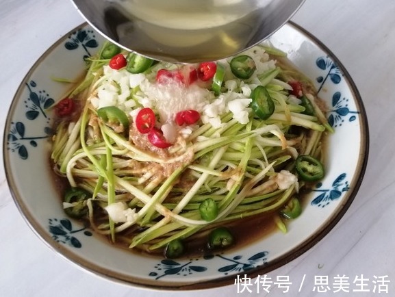 天热西葫芦|天热西葫芦别再炒着吃，教你一个新吃法，爽脆开胃又下饭，吃不腻