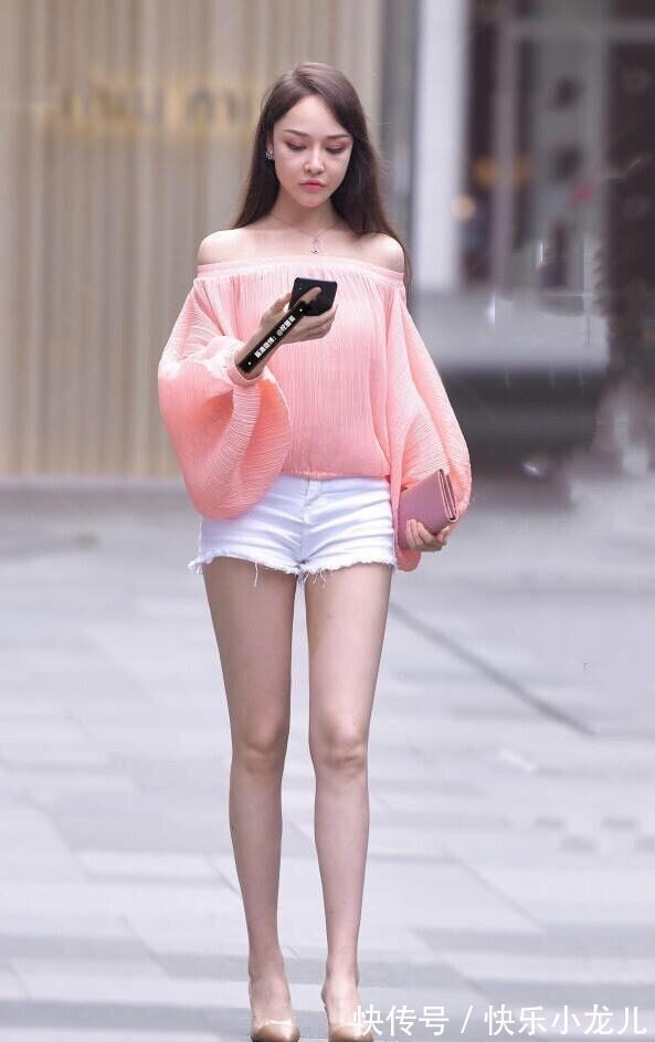 搭配 高腰紧身打底裤搭配紧身黑色短款上衣,运动休闲,焕发生机