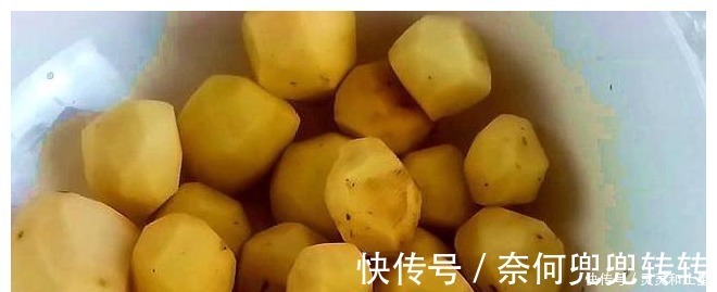 油炸|土豆新吃法,一口一个满嘴香,3斤土豆都不够吃,做法超简单!