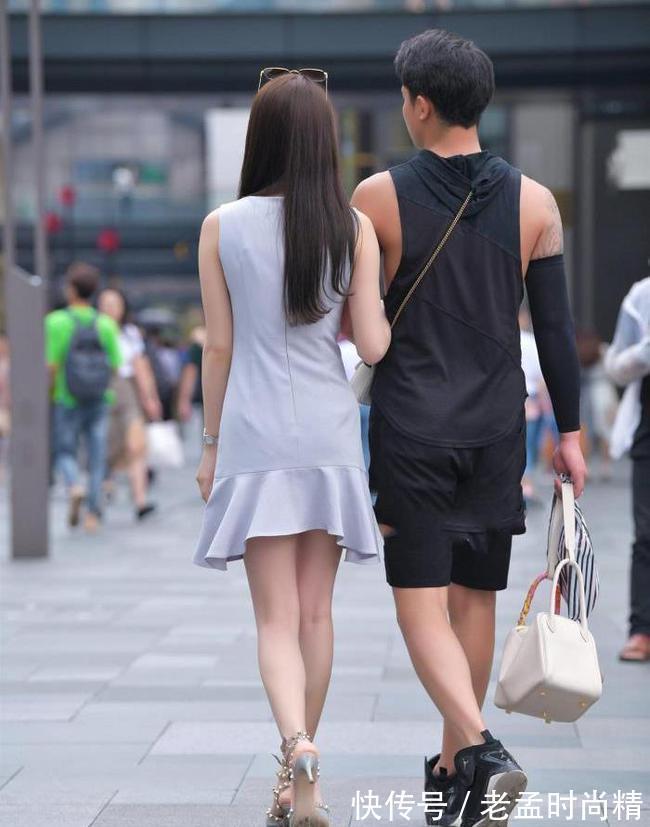 小姐姐|街拍美女:年轻漂亮的女生轻熟风穿搭,俏皮又可爱