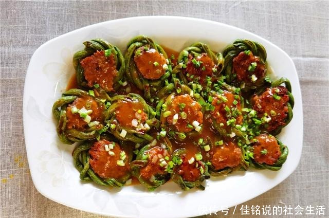 周末回来家陪看望父母,媳妇忙里忙外做一桌子菜,看着真不简单!