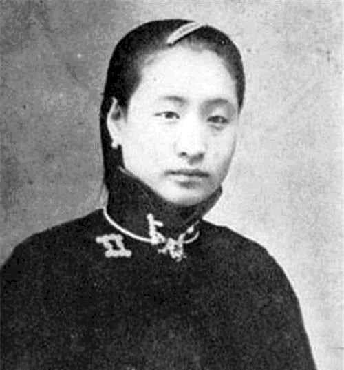 旗袍|东北一农村妇女,每天穿旗袍唱戏曲,没人知其身份,直到她拿出一张照片