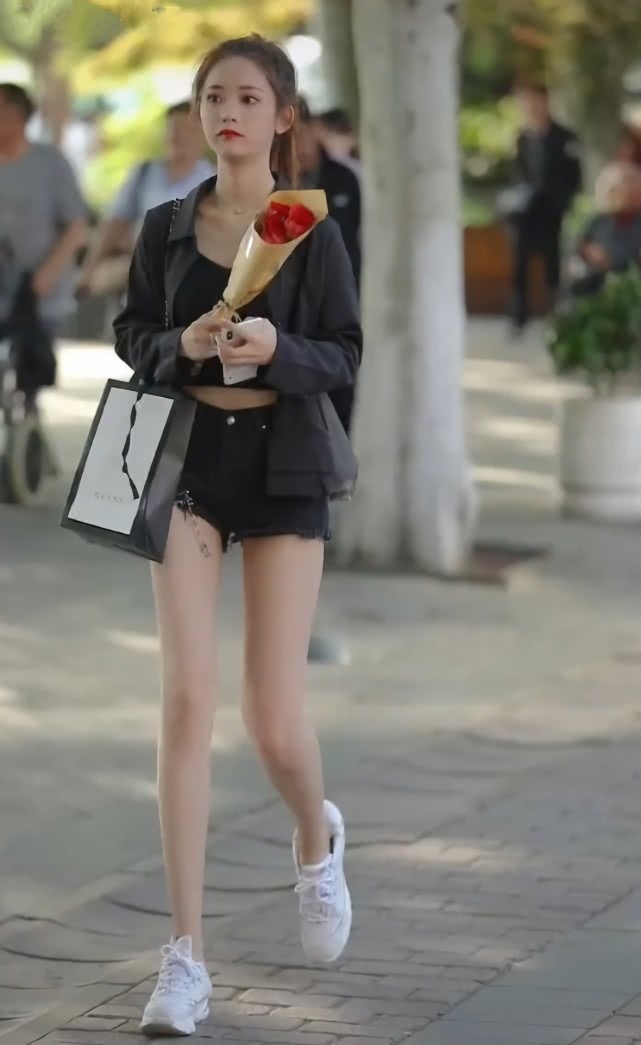 后跟 运动鞋厚得跟老爹鞋似的,小姐姐却脚踩鞋后跟穿,脚后跟不疼吗