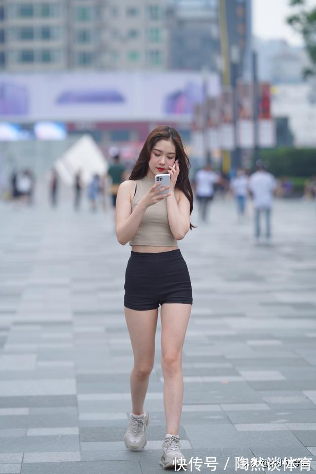 时尚 米色背心搭配个性短裤，清凉舒适，尽显时尚，魅力无法阻挡