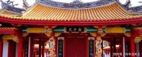 康熙在孔子墓前不下跪,大臣挡住墓碑上一个字,康熙立刻就跪下了!