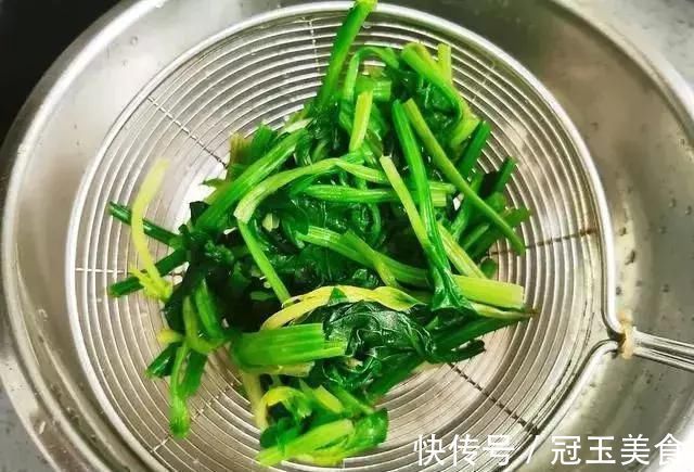 草酸|不管你有多懒，千万在炒前把这种蔬菜焯水，否则吃了会伤身体！
