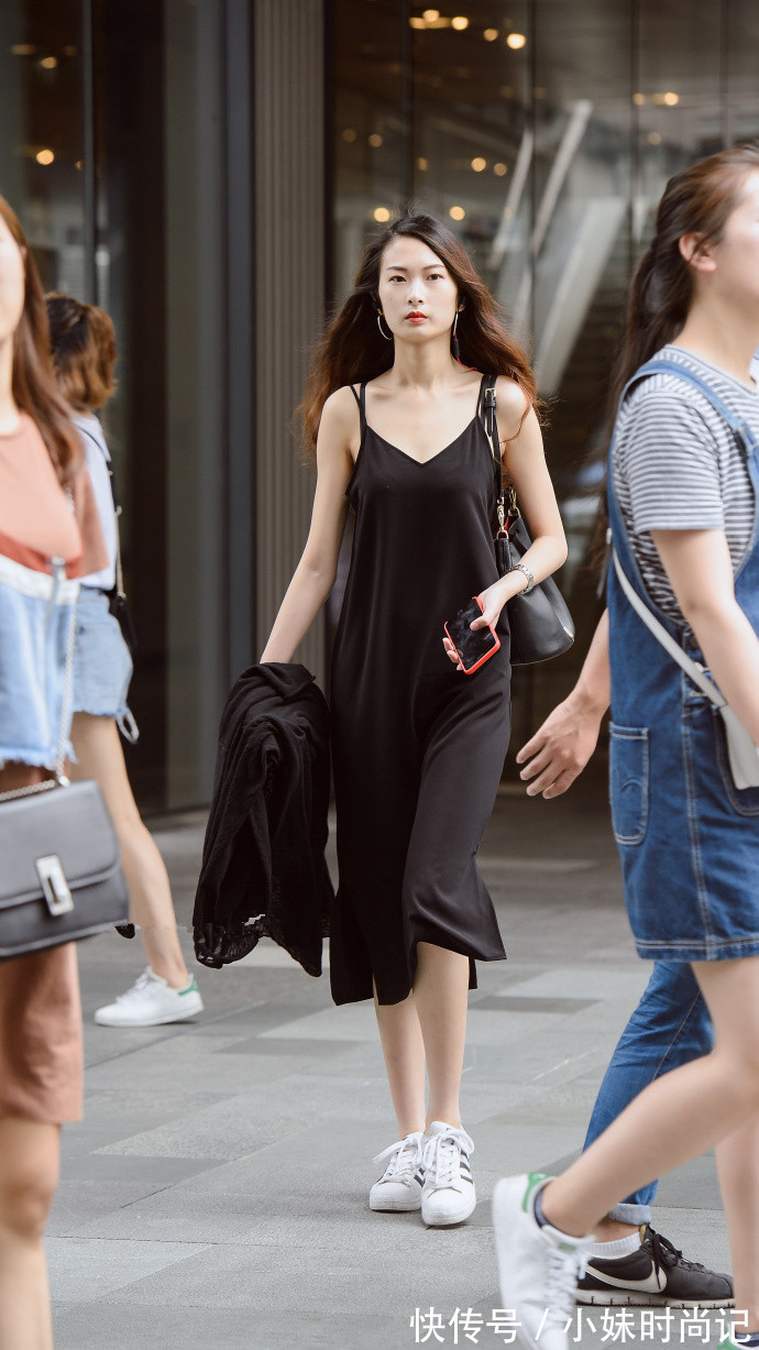 女人味|成都街拍,金色丝绒小外套搭配蛇形高跟鞋,时髦又有女人味!