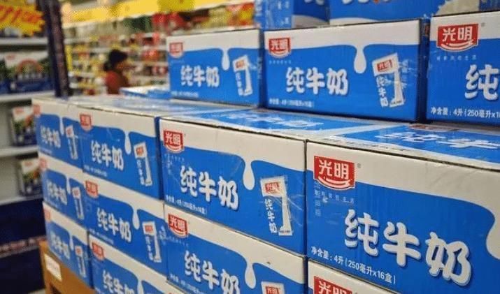  牛奶|买牛奶时，买“袋装”的还是“盒装”的超市员工，别再挑错了