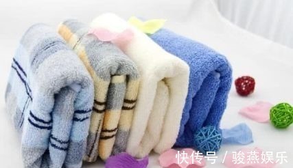白醋+|不管毛巾多脏多黄,在水里滴几滴,洗完的毛巾又软又干净,都学学