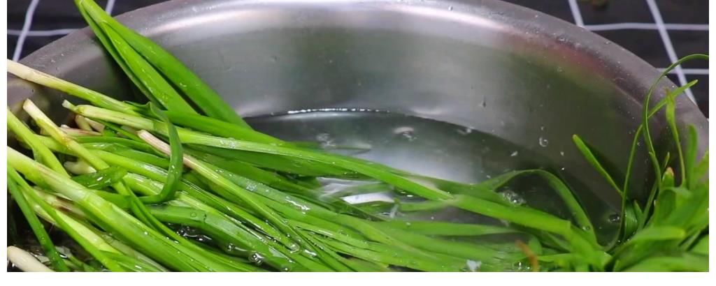 一把韭菜，一碗面粉，不包饺子不做饼，孩子抢着吃，天天吃也不腻