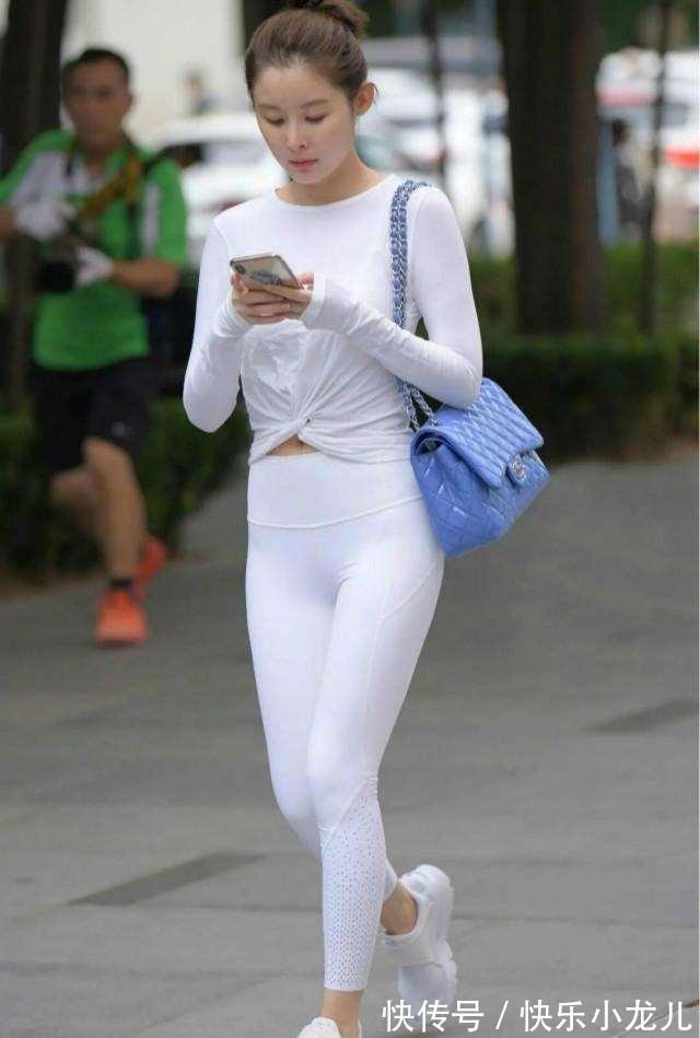 半身裤 白色美背吊带搭配蓝色复古打底裤,让人眼前一亮,简约时尚