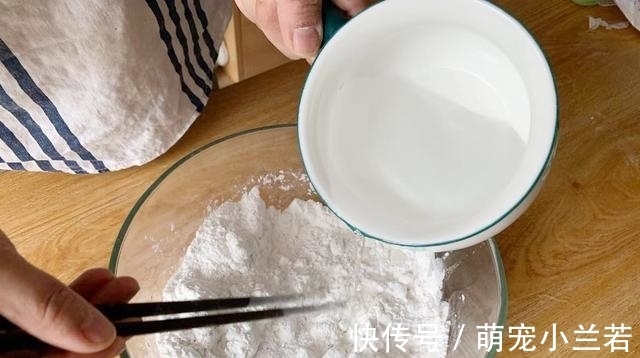 3勺粘米粉1勺糯米粉，搅一搅蒸一蒸，软糯香甜，好吃到停不下来