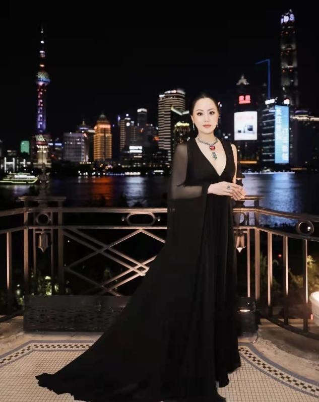 气质|章小蕙这富态气质绝了!戴5条宝石项链亮相活动,雍容贵气太耀眼