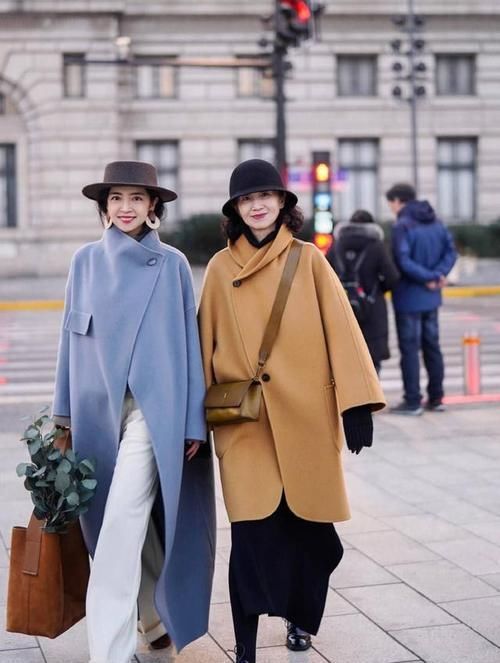  母女|别再说大地色难穿！瞧三木“神仙母女”的大衣穿搭，每套都是经典