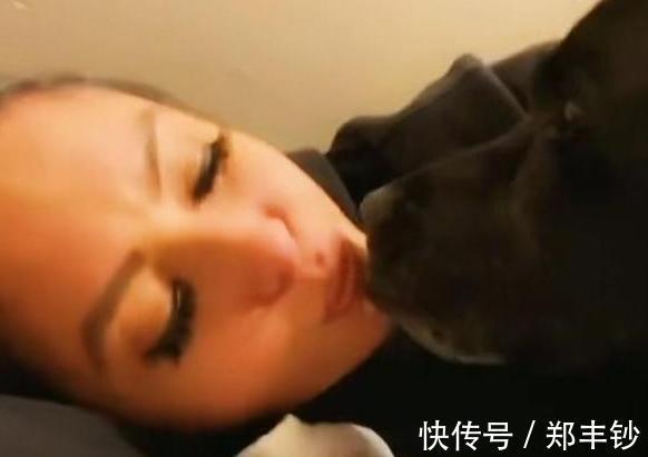 瓦妮莎|瓦妮莎为保罗颁奖,身形比保罗还大一圈,穿宽松衣服遮挡发福身材