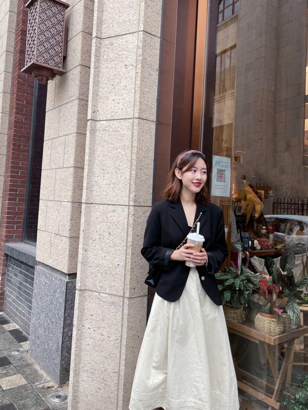 小个子|秋天就应该穿得洋气,绿色衬衫+牛仔背带裤优雅大方,超好看