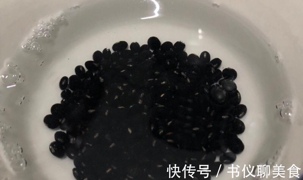 黑豆粉|白发最怕这食材,每天吃点,头发乌黑光泽,白发少了人也精神了