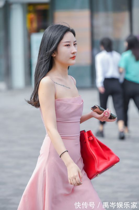 长相 长相精致的小姐姐,身穿吊带连衣裙,展现曼妙的腰身