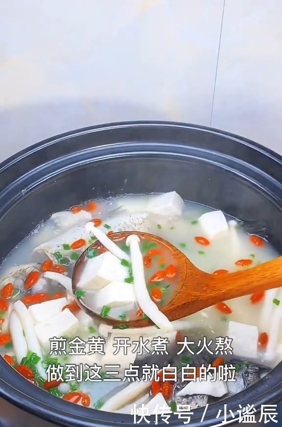 厨师|煲汤熬不出乳白色?问了饭店的厨师才知道,原来我这一步就做错了