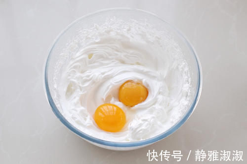 自制圣诞小清新蛋糕，稍加装饰就能惊艳众人，细腻香甜好看又好吃