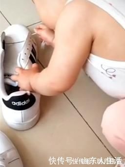 声音|爸爸在家带娃,半个小时没声音,妈妈推门一看,哭笑不得