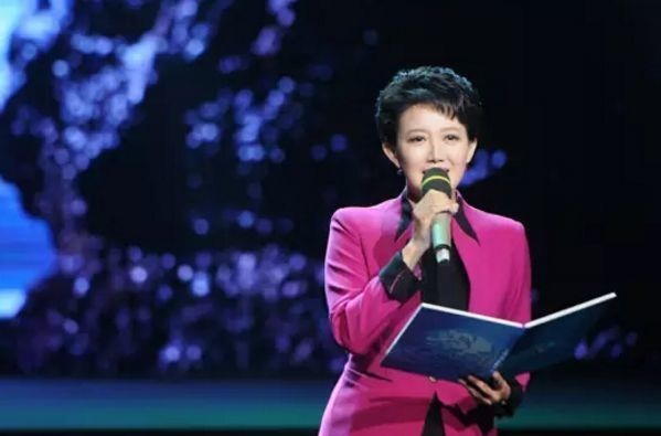 她是央视“最真实”的主持人,22年素颜主持节目,让人敬佩!