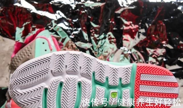 rose4 4大科技加持单只才348克这就是阿迪顶级实战鞋的能力吗!