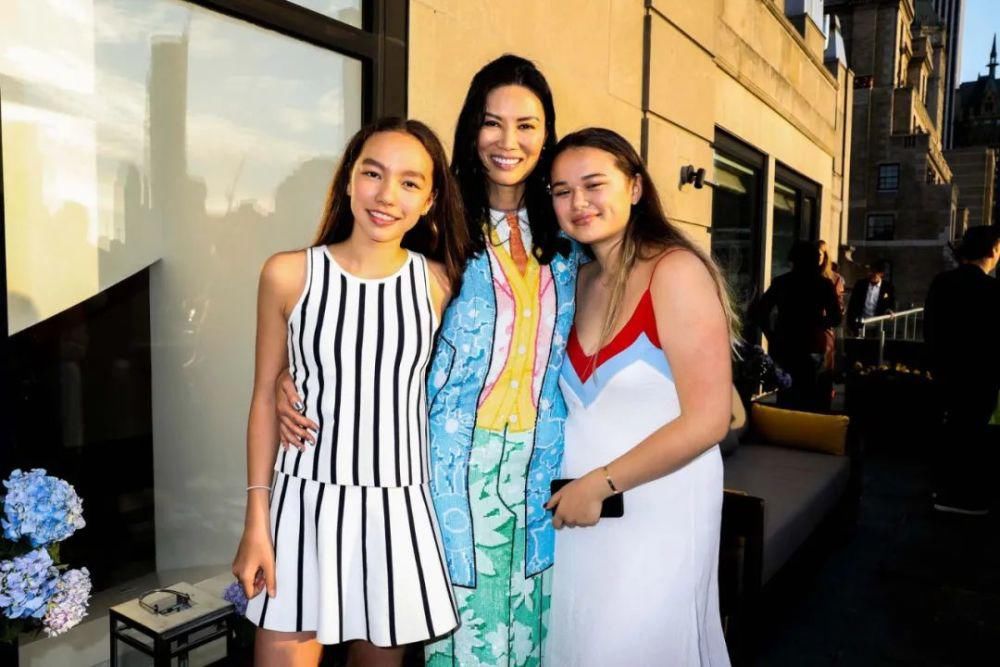 亿万富翁|邓文迪16岁女儿躺赚138亿，成最年轻亿万富翁，羡慕吗（二）