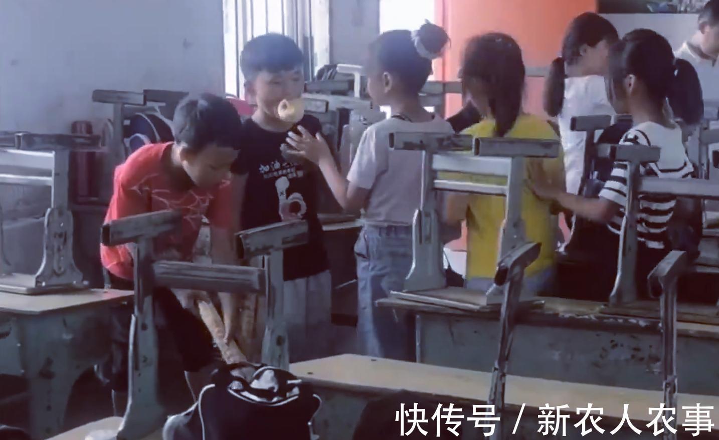 女孩|女孩咬了两口男孩的苹果,最终被无情嫌弃,网友:人生的高光时刻