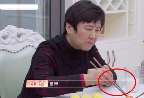 杜淳总扒拉菜，弄得桌布全是油渍洗不掉，王灿好意提醒被当众无视