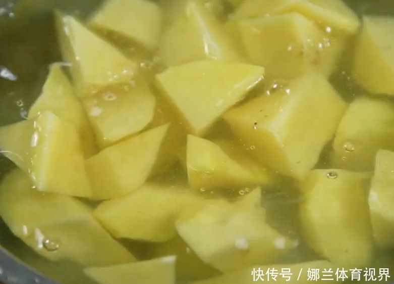 美味|2个大土豆简单一做,香辣美味,外酥里嫩,一口一块停不下来