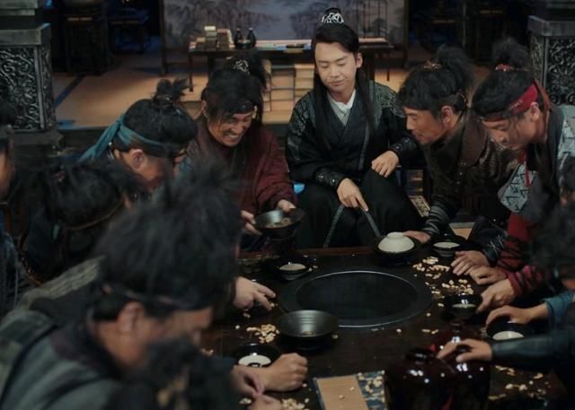 《赘婿》:郭麒麟逃跑被陈凡抓包,表情“娇羞”?奇怪的CP增加了