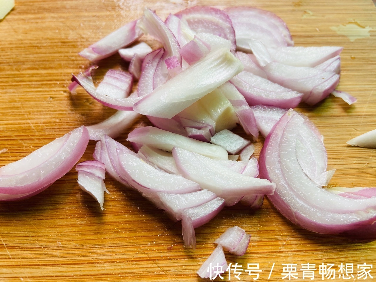 香菇土豆腊肠焖饭，美味好吃，健康有营养