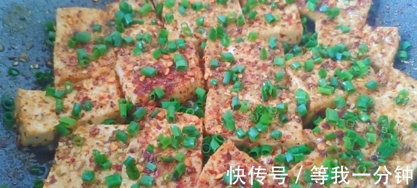 豆腐新吃法，不炒不炖不凉拌，撒点调料，鲜香美味，外酥里嫩