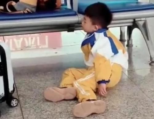 岔气|爸爸喂女儿吃西瓜,镜头转向儿子,网友笑岔气:儿子充话费送的吧