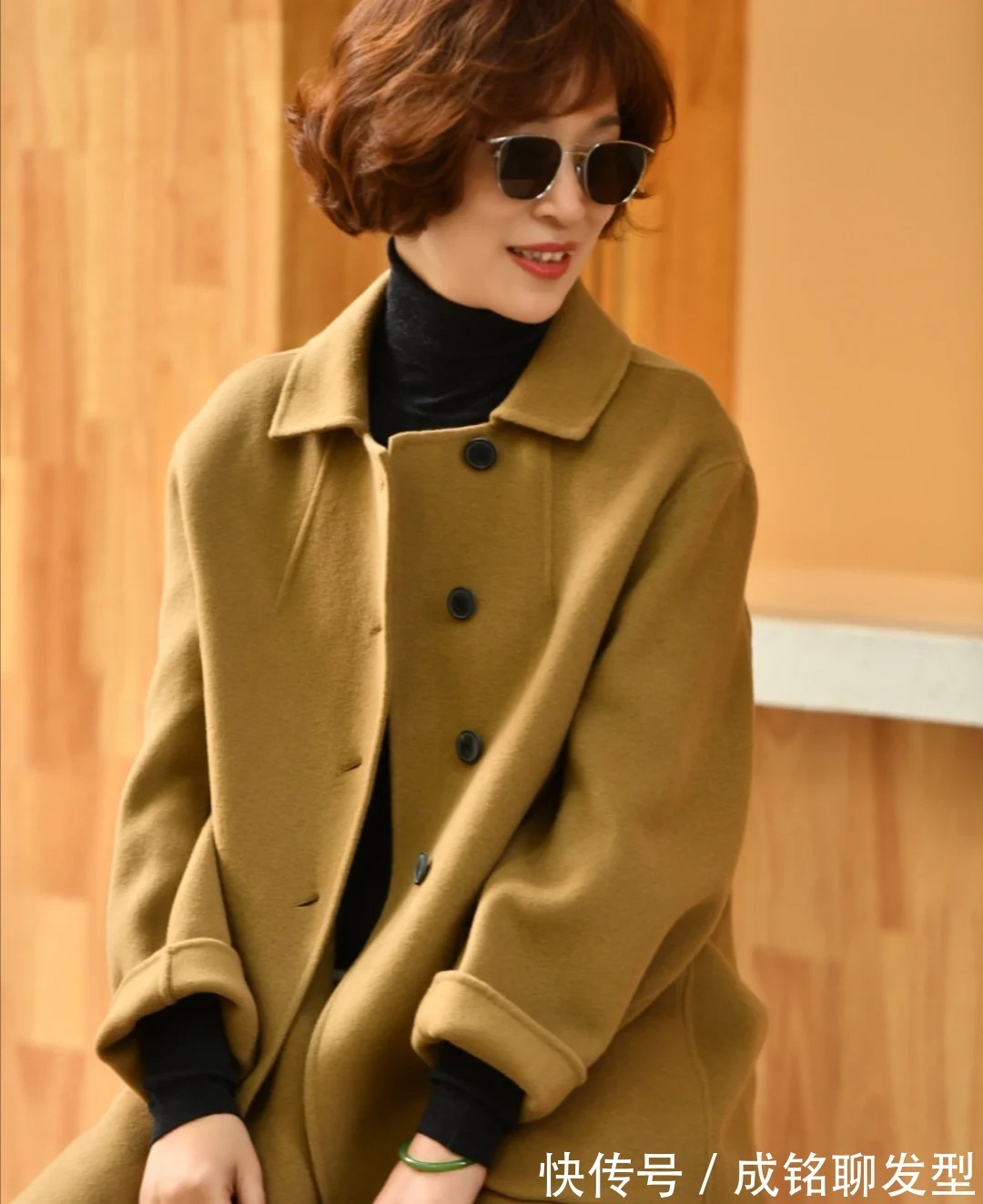 时尚|奔六的妈妈们这样打扮,自然真实不装嫩,既保暖时尚又显年轻