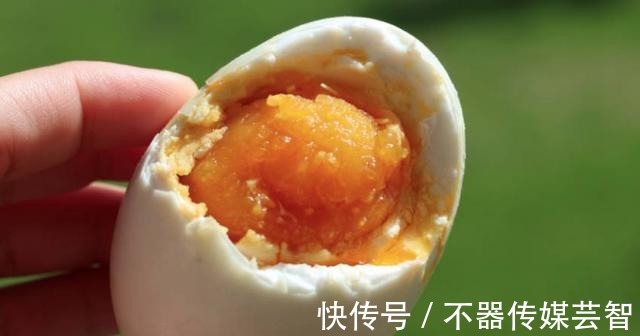 鸭蛋|腌咸鸭蛋，不用找黄泥，学会这个方法，简单零失败，个个流油起沙