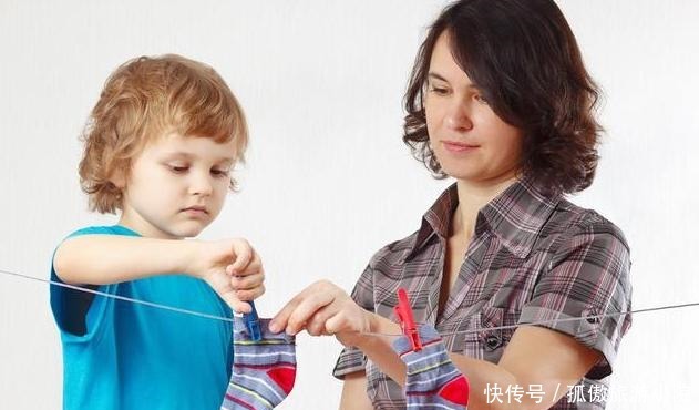 静静的儿子|果汁被萌娃喝出红酒范,逗翻在场众人,孩子长大后肯定拿奥斯卡