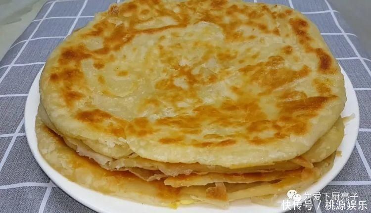 烙饼这么做太香了,开水一烫,张张柔软又劲道,学会天天不起早