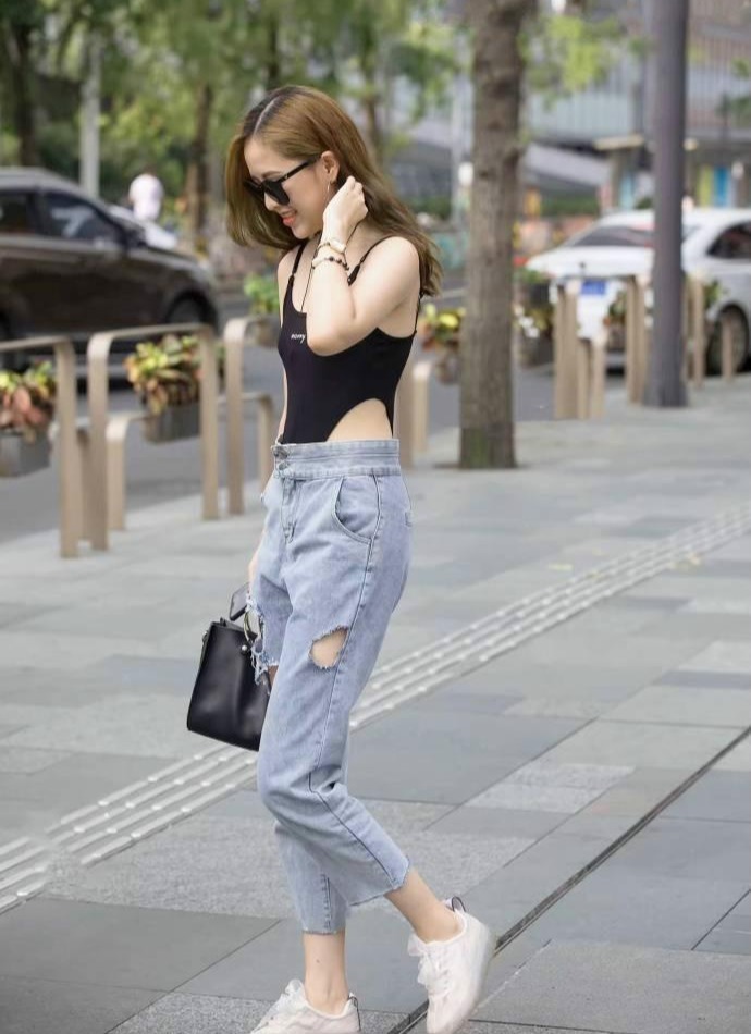 连体衣|连体衣加牛仔裤迷人“腰线”,这样穿也太潮了