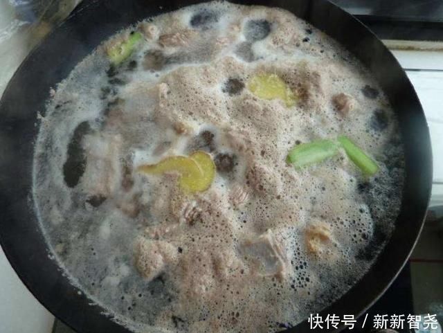 炖肉产生的浮沫需要撇去吗很多人搞错,难怪汤不鲜肉不香